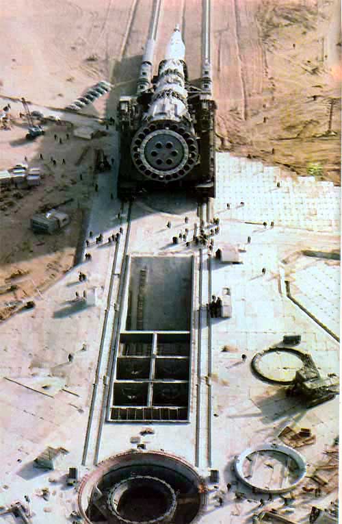 Вывоз и установка ракеты H1. Панорама стартовых позиций