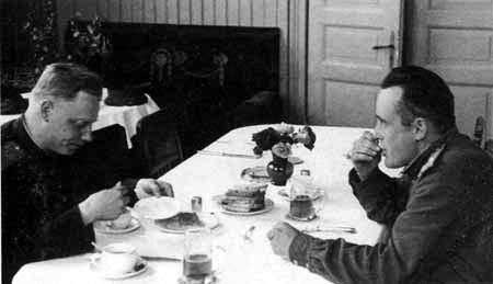 Завтрак на вилле Франка. Л.М. Гайдуков /слева) и С.П. Королев.Германия, Бляйхероде. 1946 год. Фото В.П. Глушко