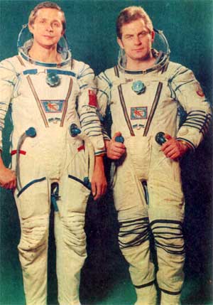 Экипаж «Союза Т-4» к старту готов. Слева — летчик-космонавт СССР Виктор Савиных