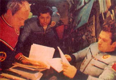 На борту космической станции «Салют-6» с летчиками-космонавтами СССР Владимиром Джанибековым и Виктором Савиных