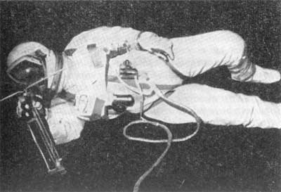 Рис. 25. Находясь в открытом космосе, американский космонавт Э.Уайт пользуется ручным реактивным двигателем