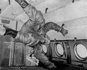 Рис. 43. Советский космонавт во время тренировки на адаптацию к условиям невесомости в самолете, летящем по траектории, изображенной на предыдущем рисунке
