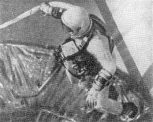 Рис. 44. Космонавт Э.Олдрин во время тренировки на адаптацию к условиям невесомости, проводимой в бассейне с водой